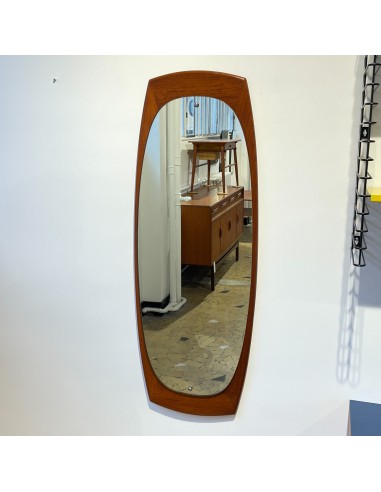 Grand miroir scandinave oblong s'inspire de l'anatomie humaine